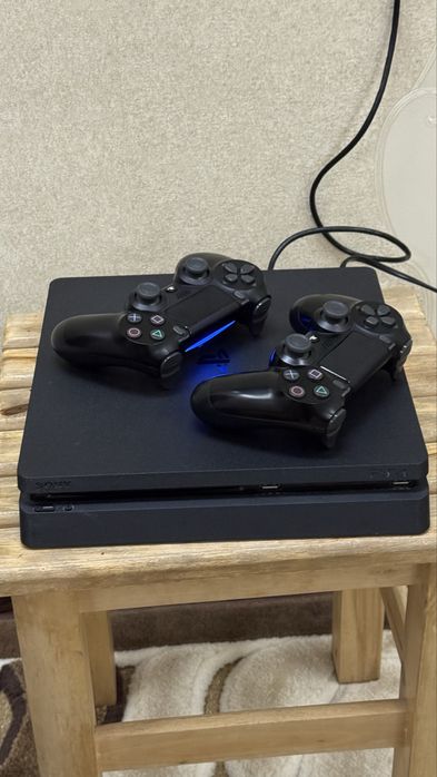 PS4 Slim sotiladi 2 joystik + 14 o’yin