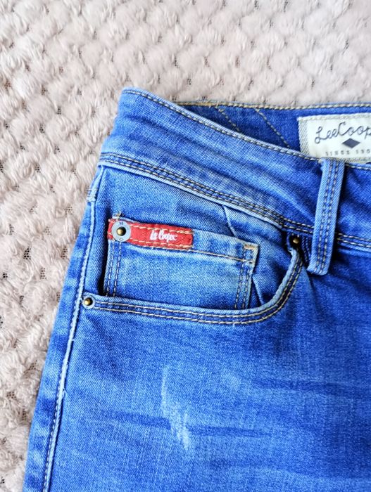 Vând blugi scurți Lee Cooper
