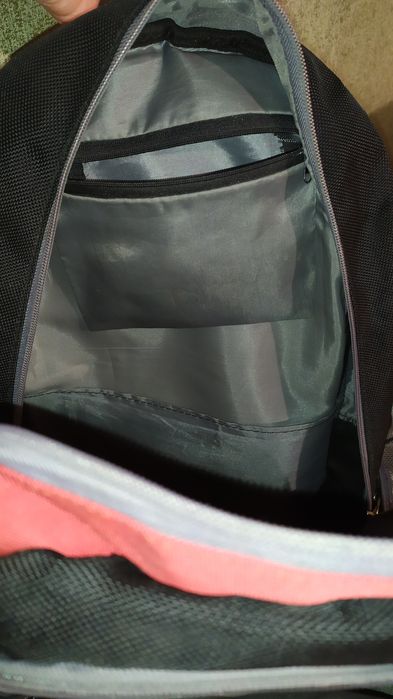 Продам красный рюкзак.