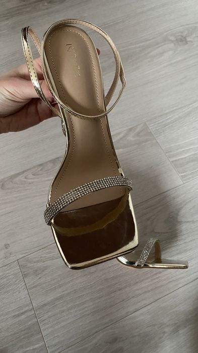 Sandale cu toc aurii