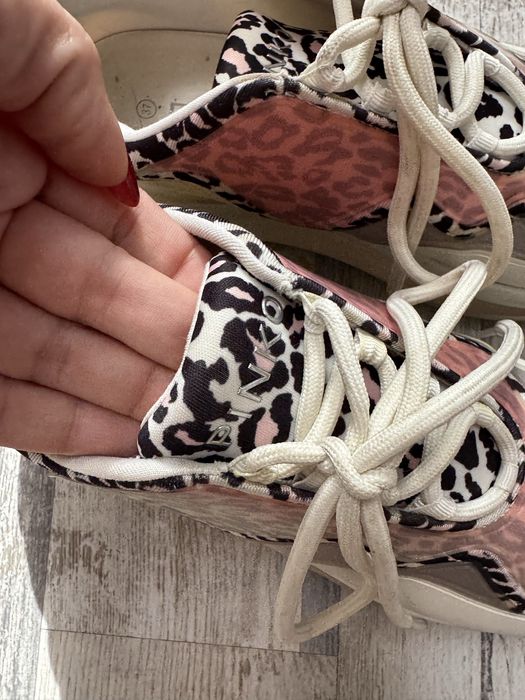 Маратонки Pinko с лека забележка