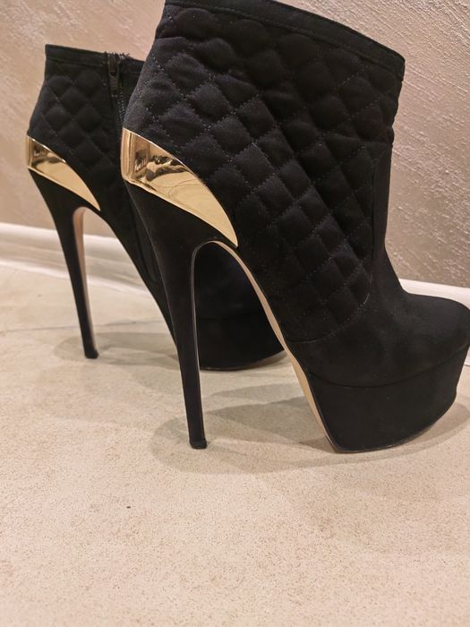 Дамски боти на ток CARVELA