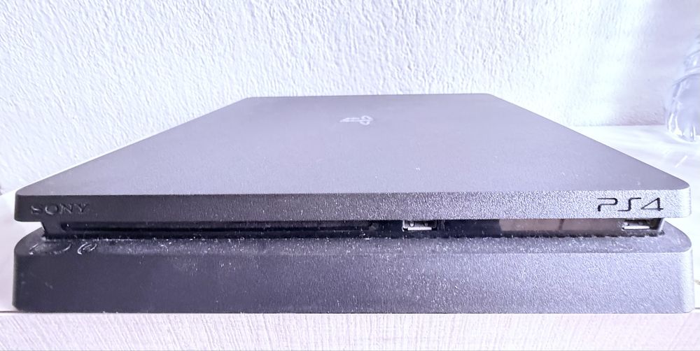 Play station 4 с fifa 20 ,spiderman,850gb и 2 джойстика