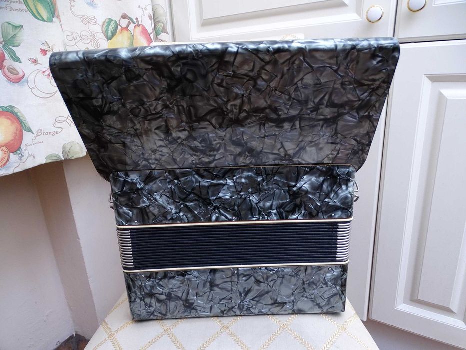 Много запазен стар акордеон Велтмайстер 40 баса