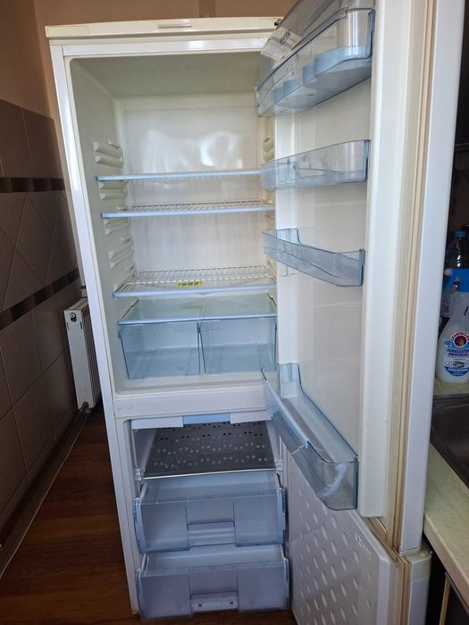 Vand combina frigorifica si comoda.