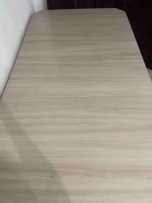 Продам практически новый стол