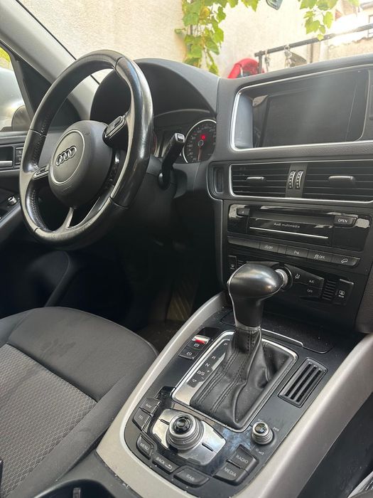 Vand Audi Q5 foarte intretinuta masina  a stat mai mult in garaj