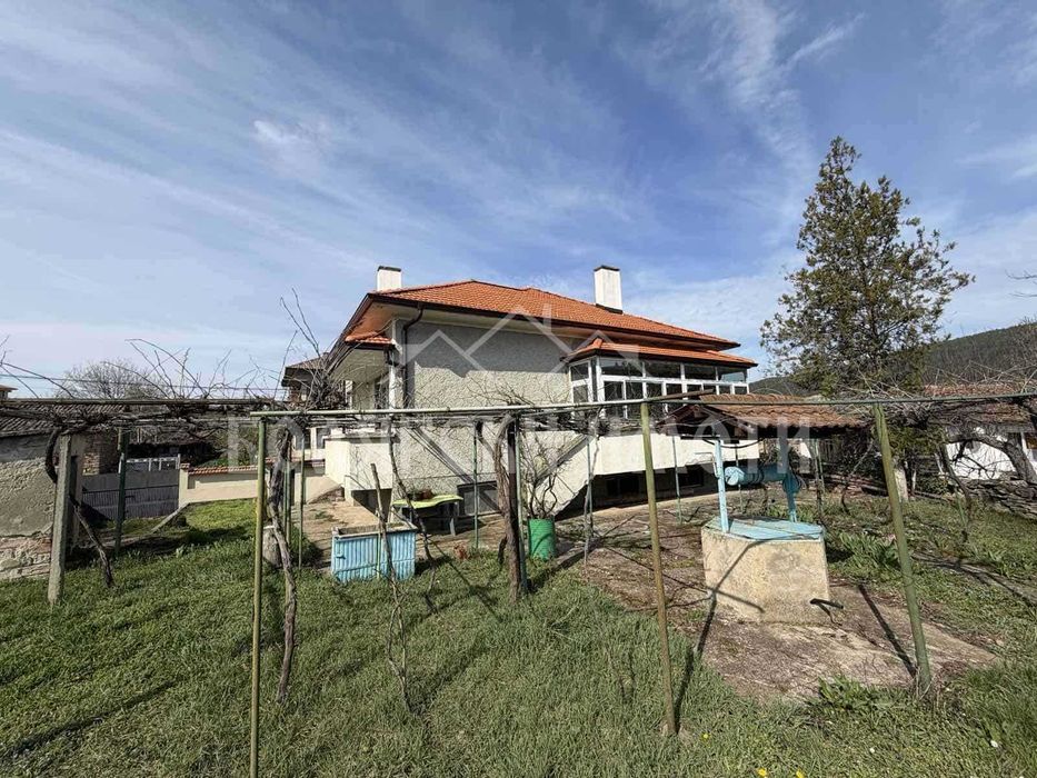 Монолитна двуетажна къща в с. Присово