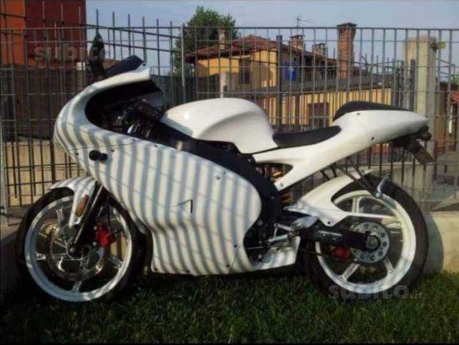 Vând motocicleta, cască și mănuși