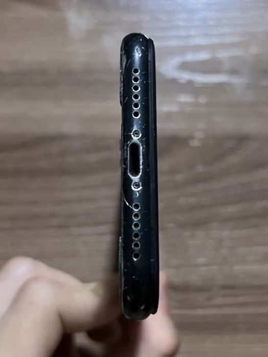Iphone XR битый.