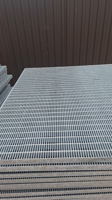 Vindem grătare zincate galvanizate la ori ce dimensiuni se debitează și la comanda clientului și facem și trepte zincate pentru scari metalice și grăt