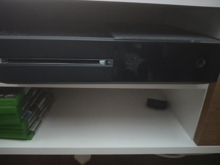 Vând Xbox one cu 2 manete și jocuri