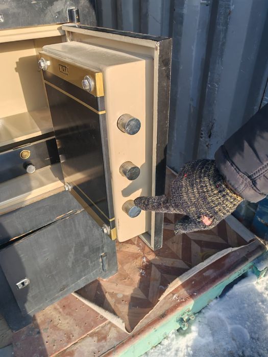 Сейф железный на продажу