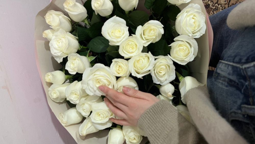 Цветы букет 35 штук Белые розы