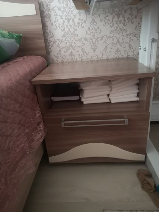 Кровать 2 тумбамен сатылады.