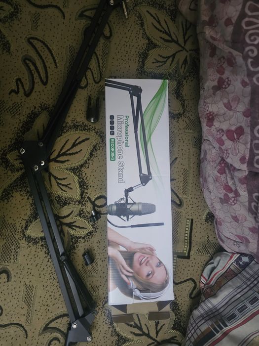 Микрофонная стойка черная