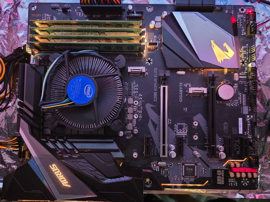 Kit gaming Gigabyte GIGABYTE Z390 AORUS ELITE + Intel i7-8700K