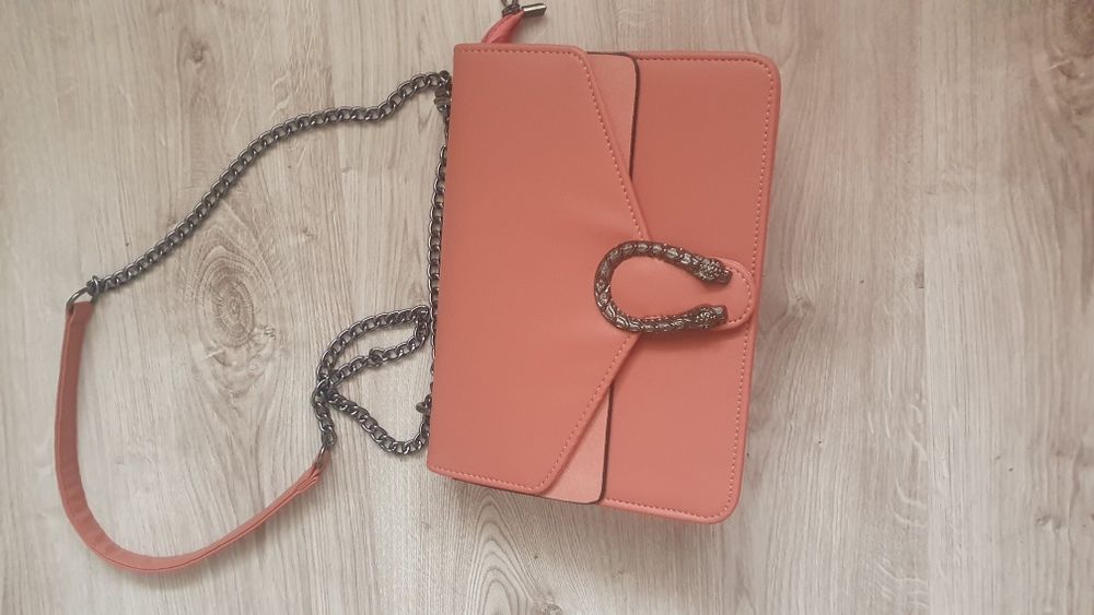 Poseta incapatoare purtata o data, ca noua