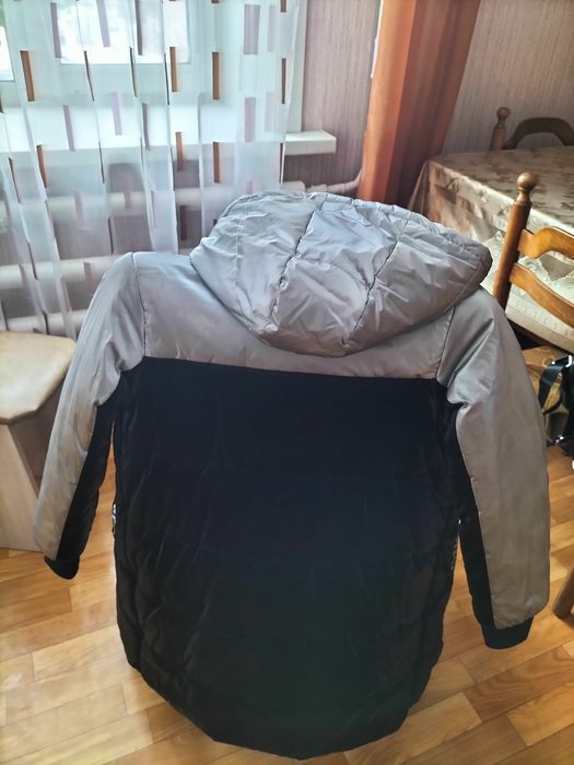 Продам 2 куртки на девочку 11-12лет