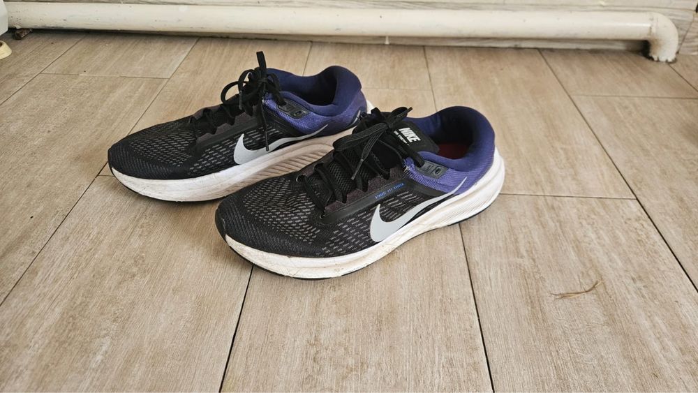 Nike Structure 24
