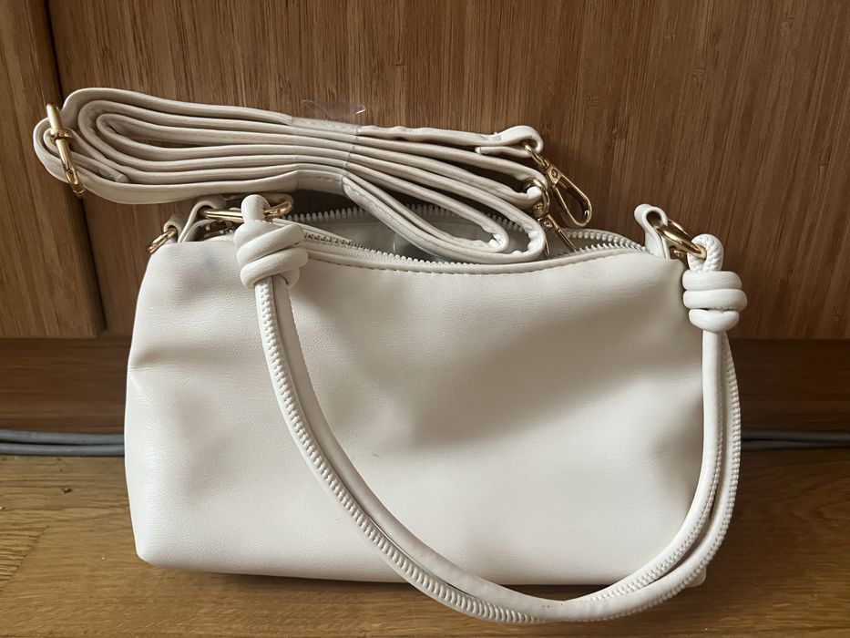 Бяла малка чанта