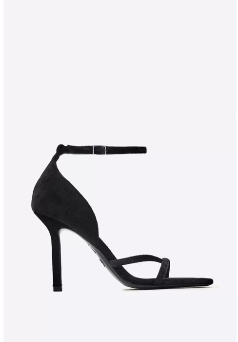 Продается новые бархатные босоножки . Zara