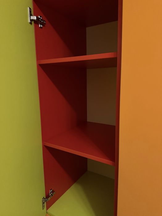 Яркий шкаф для детской комнаты