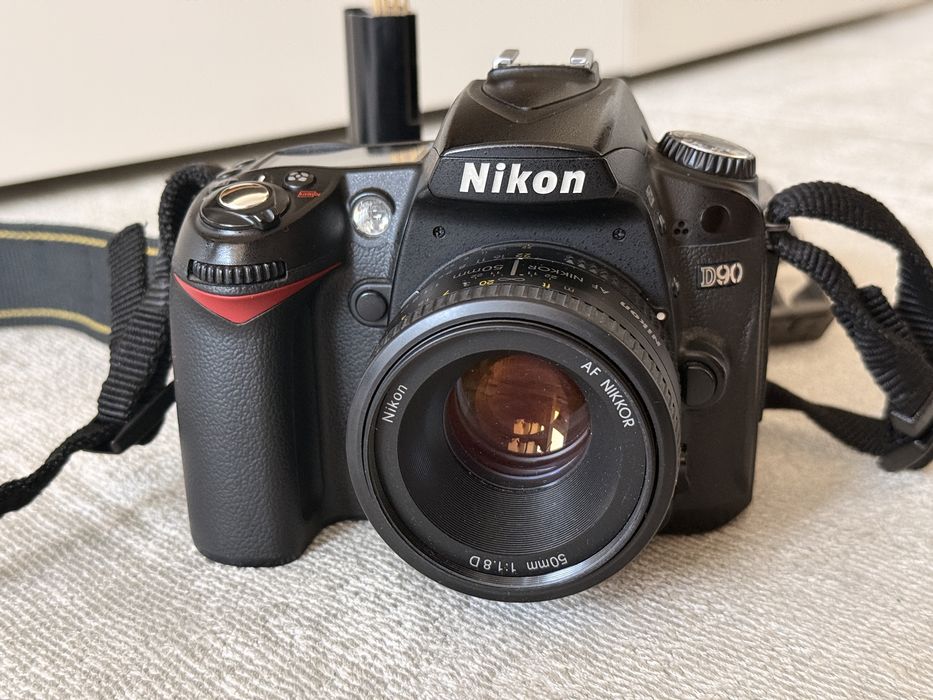 Nikon D90 + grip si Nikon 50 mm f1.8 D