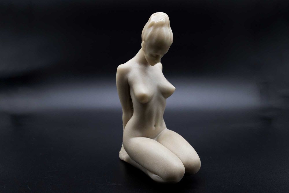 Ръчно изработена мраморна скулптура „Елиана“ – поставка за книги