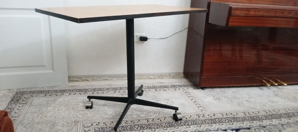 Подставка для телевизора или под музыкальной центр.