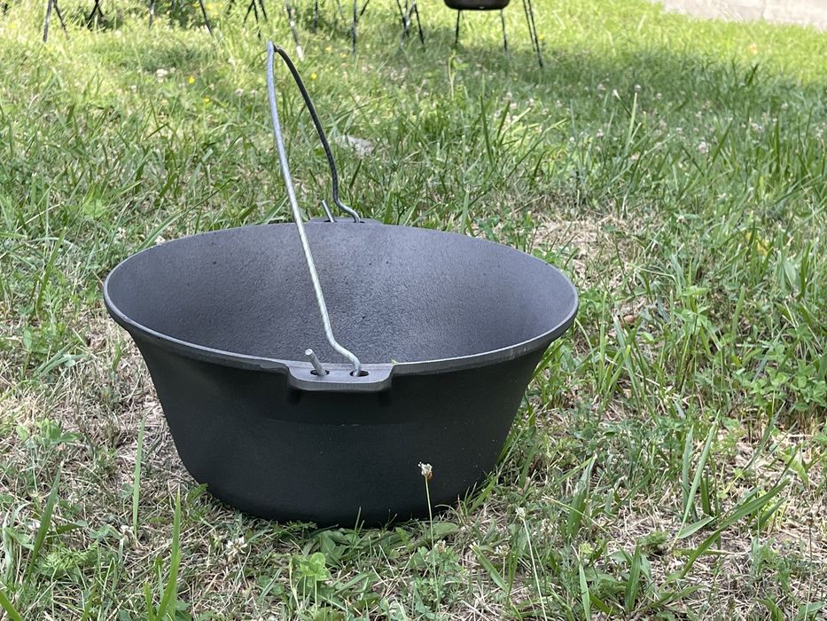 Ceaun din fonta cu trepied inclus , diverse mărimi