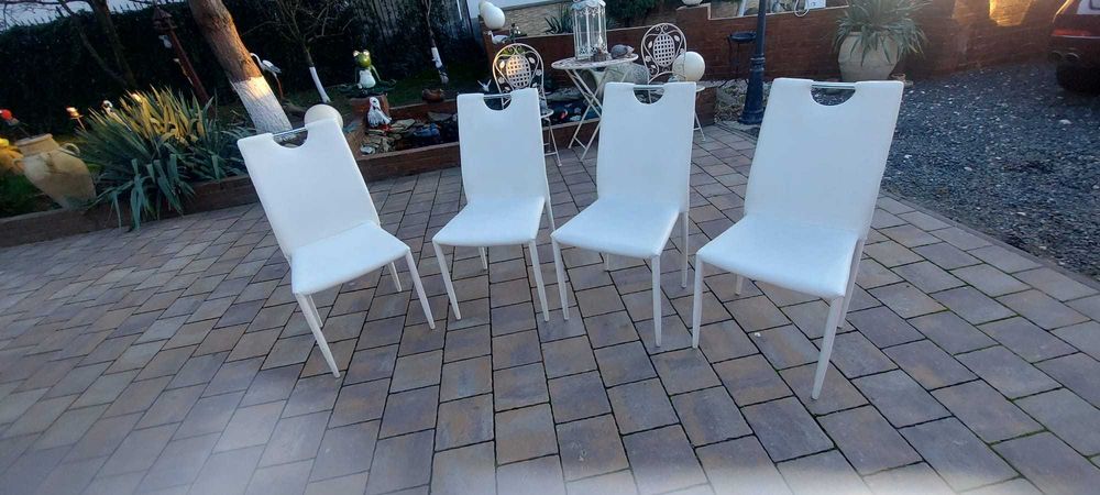 Vand scaune albe din piele