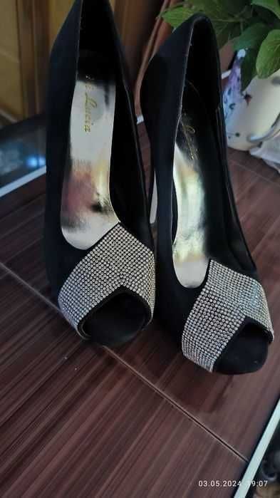 Vând sandale dama ocazie