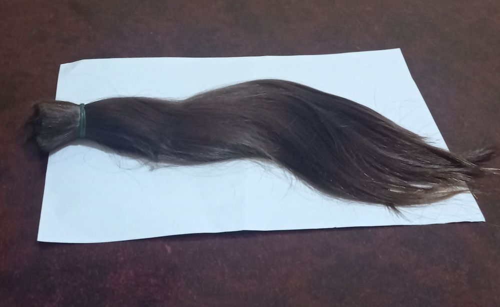 Chiroyli tekis tabiiy jigarrang yosh qiz sochi