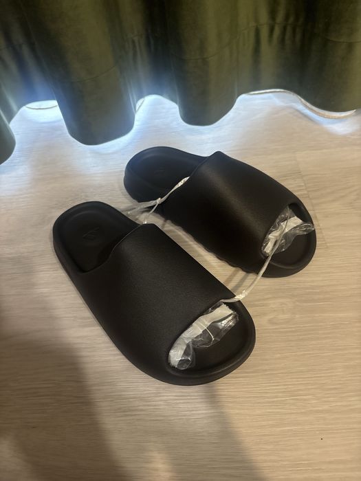 Papuci yeezy slides