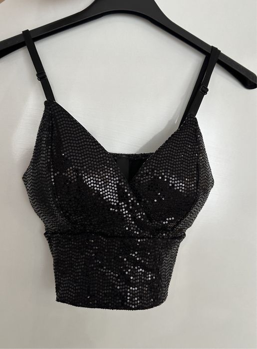 Черен пайетен кроп топ с V-образно деколте