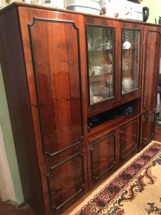 Сервант, швейная машинка