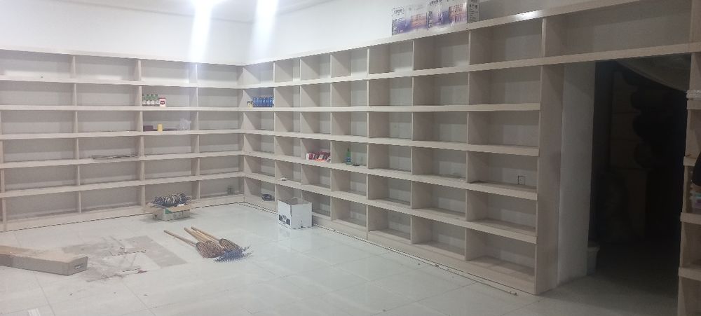 Xozmaklar va magazinlar uchun mebel polkalari