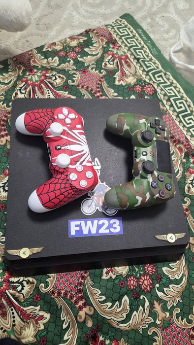 Пс 4 слим в хорошем состояние с 2 джостиками