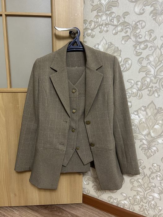 Срочна продам брючные костюмы и халат