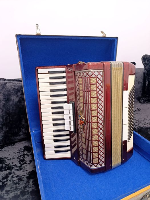 Vand acordeon BARCAROLE cu 96 basi, are cutie