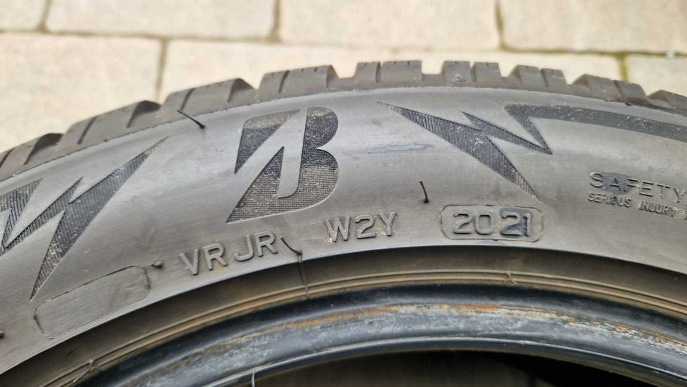 Anvelope iarna 225 50 R 17 Bridgestone.