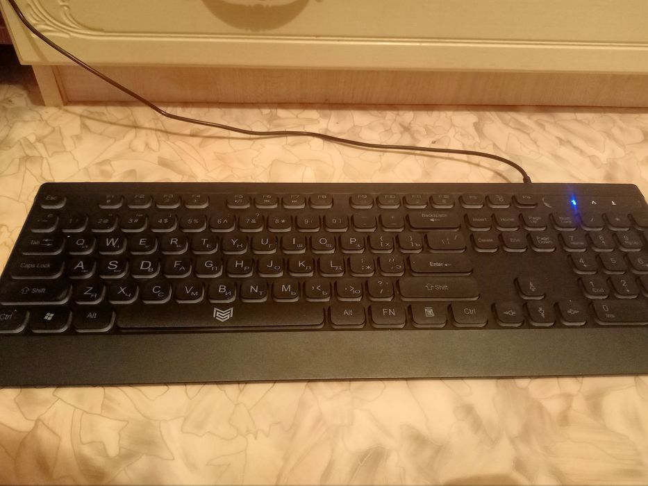 Клавеатура  ей 2 недели почти новая
