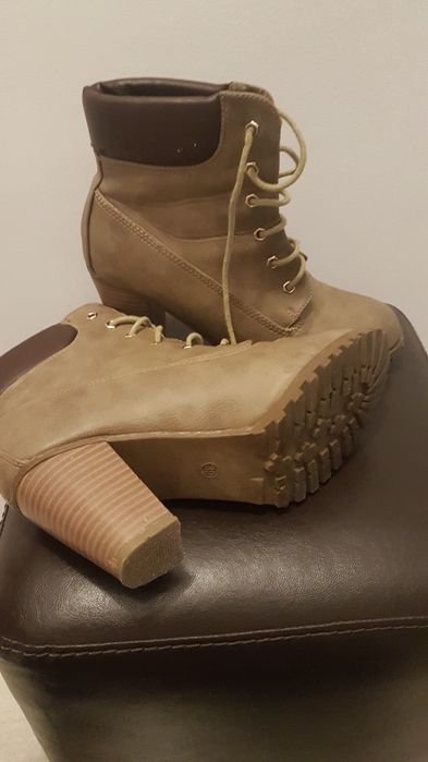 Дамски боти с ток.