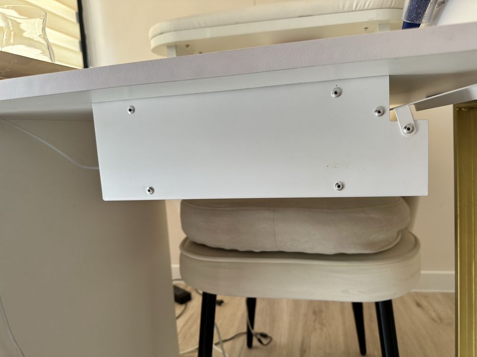 Срочно продам  маникюрный стол