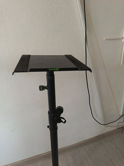 Stative Gravity monitor studio