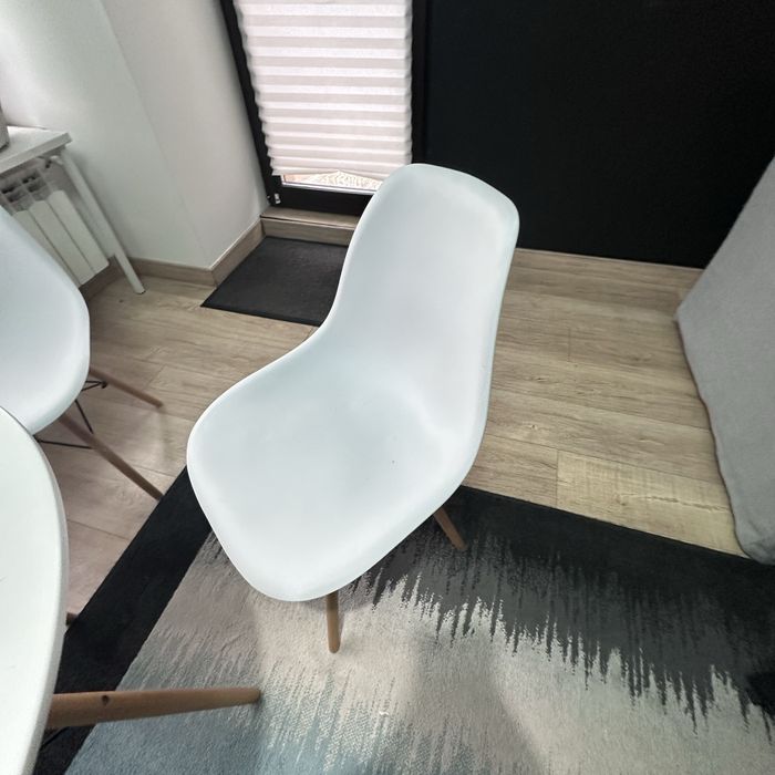 Masă rotundă albă Ø80 cm cu 4 scaune – stil scandinav