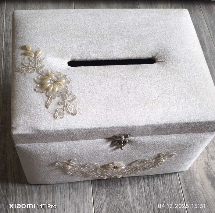 Булчинска рокля в комплект с обувки чанти и каса за пликове