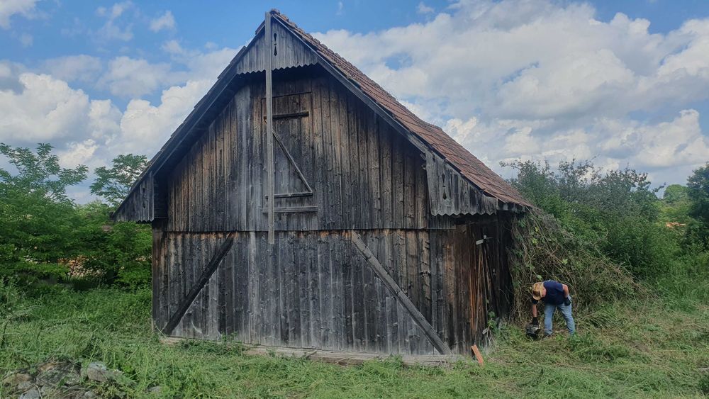 Vind casa sau terenuri in  Cacova Ierii