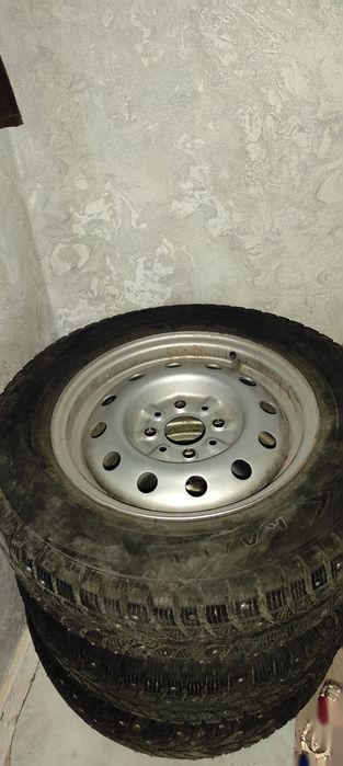 Продам шины 13 с диском 3 штуки за 30 тыс